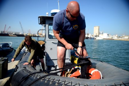ATFP dive 130205-N-RE144-345