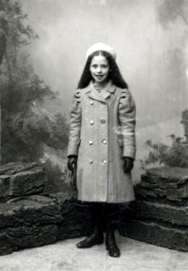 Ateljéporträtt av flicka i vinterkläder. - Nordiska Museet - NMA.0054258 photo