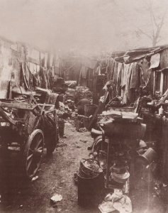 Atget, Eugène - Die Bannmeile, Trödlerware an der Porte d'Ivry (Zeno Fotografie)