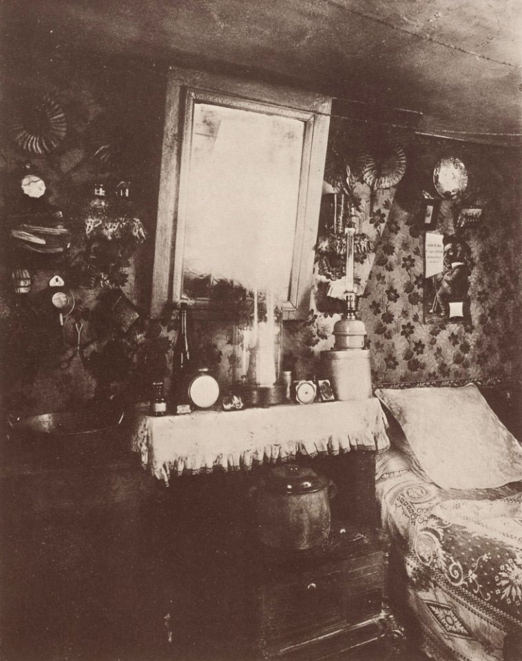 Atget, Eugène - Interieurs, Zimmer einer Arbeiterin, Rue de Belleville (Zeno Fotografie)