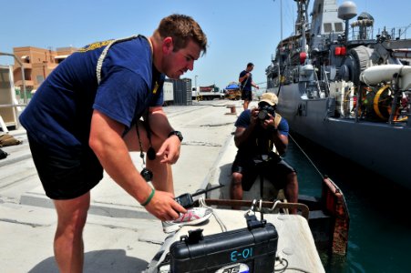 ATFP Dive 130402-N-CG436-010