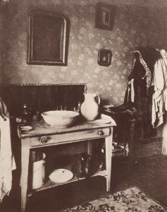 Atget, Eugène - Interieurs, Zimmer eines Arbeiters, Rue de Romainville (Zeno Fotografie)