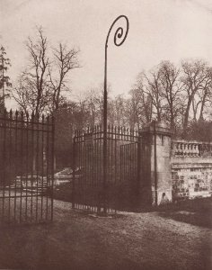 Atget, Eugène - Historische Stätten, Gittertor in Saint-Cloud (Zeno Fotografie)
