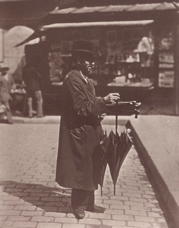 Atget, Eugène - Leben und Arbeitswelt, Schirmverkäufer in der Rue Mouffetard (Zeno Fotografie)