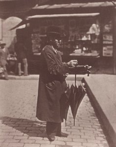 Atget, Eugène - Leben und Arbeitswelt, Schirmverkäufer in der Rue Mouffetard (Zeno Fotografie)