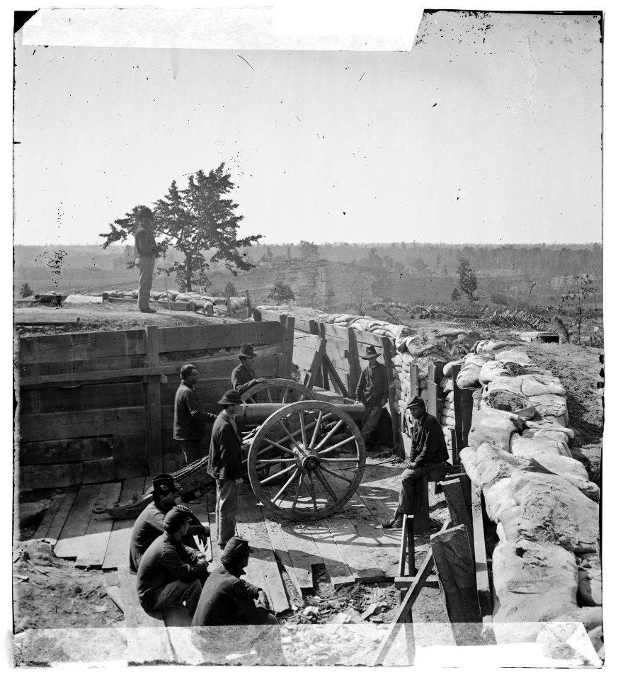 Atlanta, Ga. Federal soldiers by gun in captured fort LOC cwpb.03402