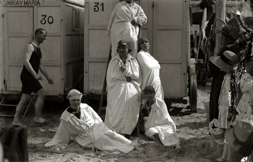 Bañistas posando en traje de baño en la playa de la Concha (4 de 4) - Fondo Car-Kutxa Fototeka