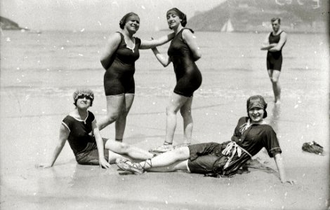 Bañistas posando en traje de baño en la playa de la Concha (2 de 4) - Fondo Car-Kutxa Fototeka
