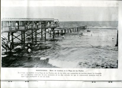 Baño de hombres en la Playa de los Pocitos - Montevideo