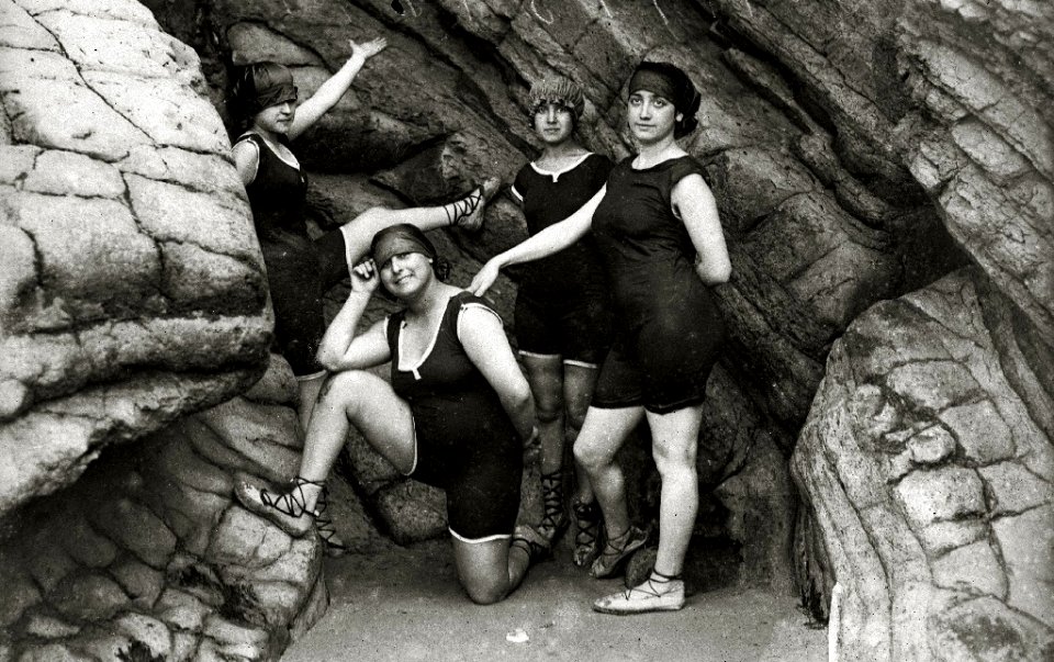 Bañistas posando en traje de baño en la playa de la Concha (3 de 4) - Fondo Car-Kutxa Fototeka