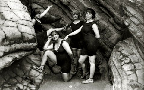 Bañistas posando en traje de baño en la playa de la Concha (3 de 4) - Fondo Car-Kutxa Fototeka