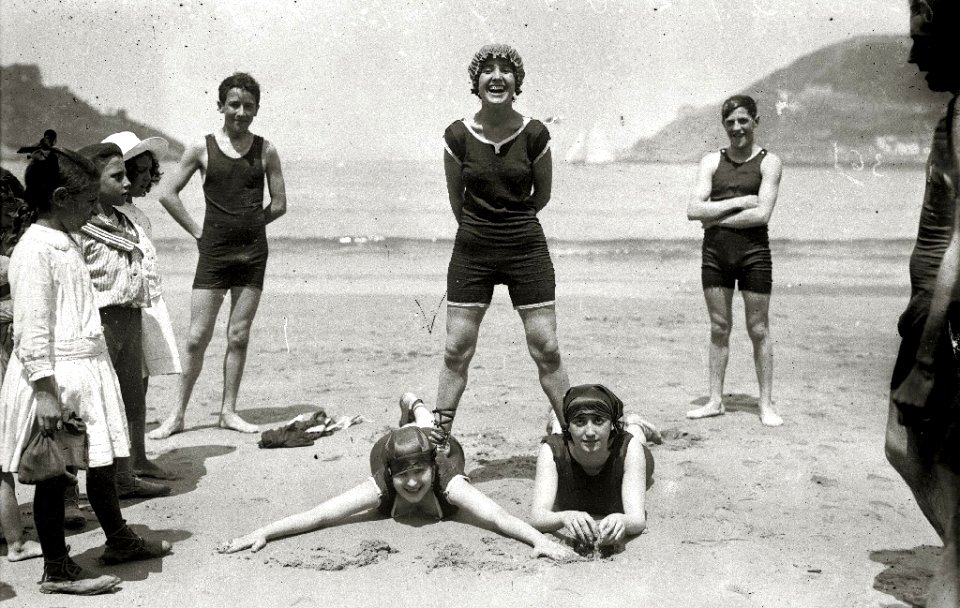 Bañistas posando en traje de baño en la playa de la Concha (1 de 4) - Fondo Car-Kutxa Fototeka