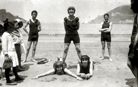 Bañistas posando en traje de baño en la playa de la Concha (1 de 4) - Fondo Car-Kutxa Fototeka
