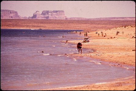 Beach Activity on Lake Powell (4266500340)