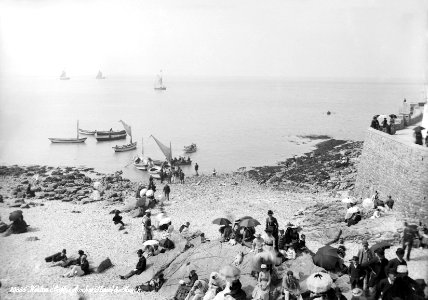 Beach and holiday makers, Weston-super-Mare, Somerset RMG G02415