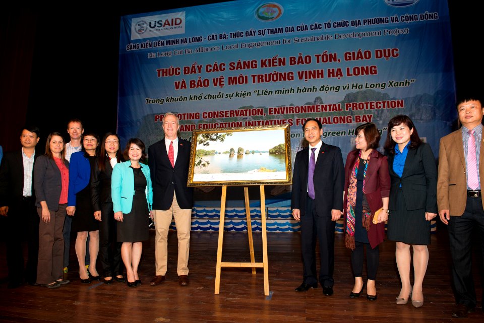 Beach Clean-up Day in Ha Long Bay (32094586992)