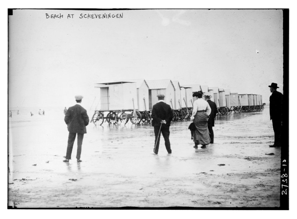 Beach at Scheveningen LCCN2014693363