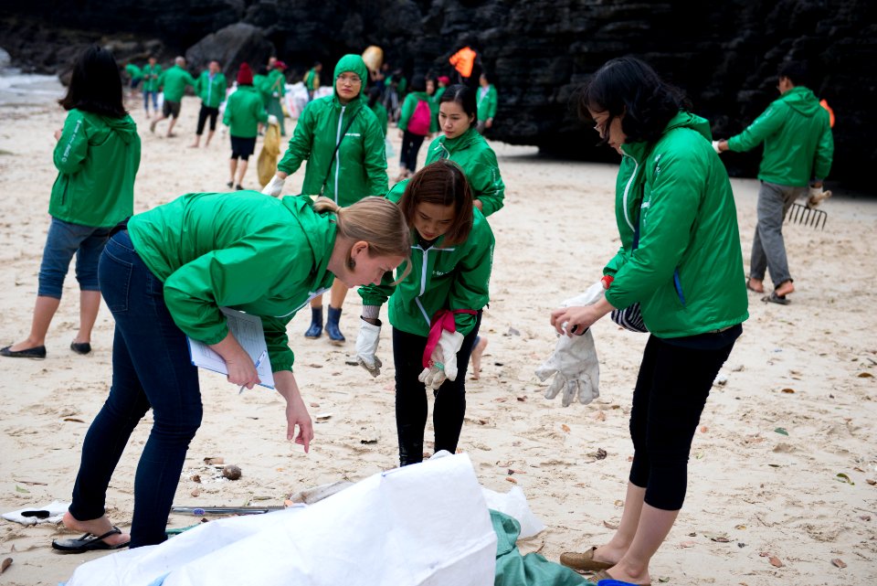 Beach Clean-up Day in Ha Long Bay (32111367032)