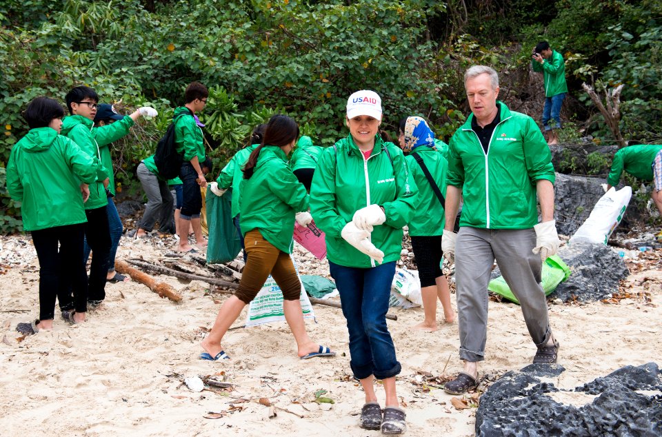 Beach Clean-up Day in Ha Long Bay (31419310964)
