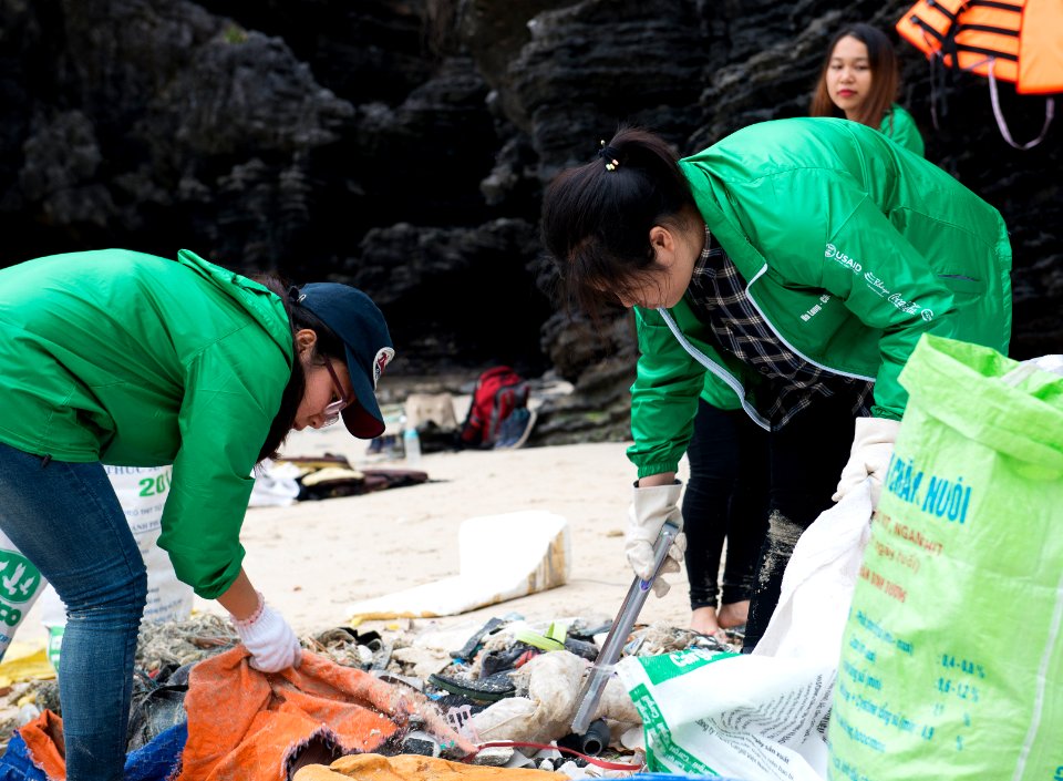 Beach Clean-up Day in Ha Long Bay (32111461022)