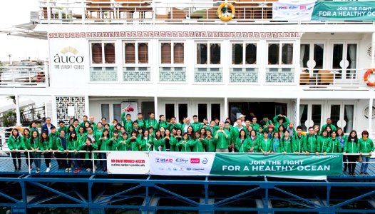 Beach Clean-up Day in Ha Long Bay (32205197336)