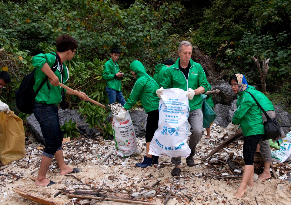 Beach Clean-up Day in Ha Long Bay (31433196023)