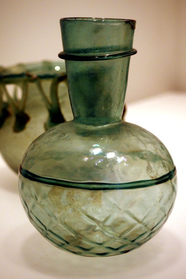 Beaker with V-shaped decor-Inv 010651-P8190072