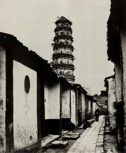 Beato, Felice A. - Neunstöckige Pagoda und Tartar Straße, Kanton (Zeno Fotografie) photo