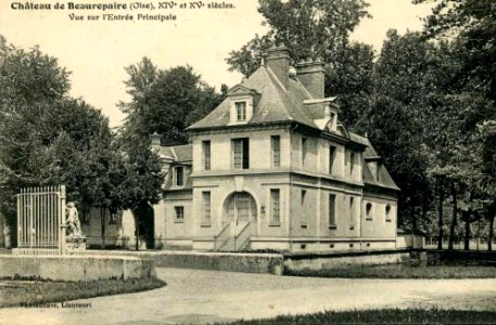 Beaurepaire (60), communs du château