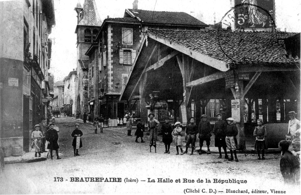 Beaurepaire, la halle et rue de la république, 1908, p21 L Isère les 533 communes - cliché C D, Blanchard éditeur à Vienne