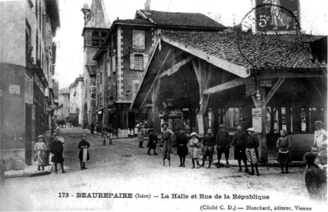 Beaurepaire, la halle et rue de la république, 1908, p21 L Isère les 533 communes - cliché C D, Blanchard éditeur à Vienne photo