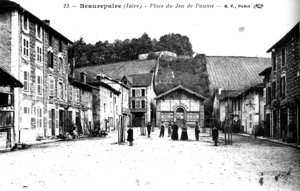Beaurepaire, place du Jeu de Paume, 1912, p20 L Isère les 533 communes - B F Paris