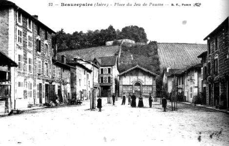 Beaurepaire, place du Jeu de Paume, 1912, p20 L Isère les 533 communes - B F Paris