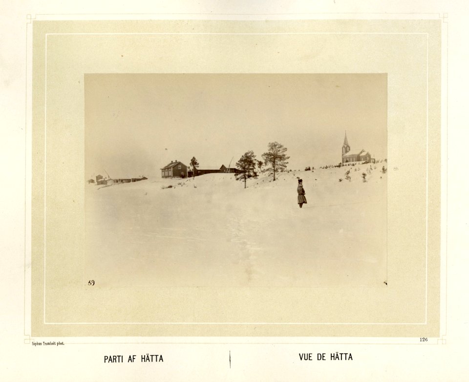 Bebyggelse med kirke i Hetta i Finland. Same med pesk står i snølandskapet - Norsk folkemuseum - NF.15006-120