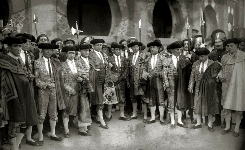 Becerrada benéfica para niños acogidos organizada por la sociedad Euskal Billera en la plaza de 'El Txofre' (10 de 20) - Fondo Car-Kutxa Fototeka