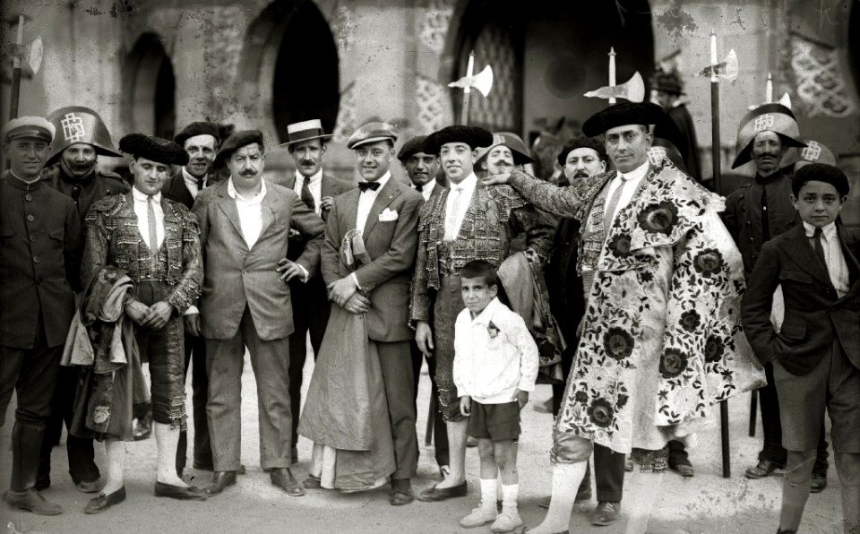 Becerrada benéfica para niños acogidos organizada por la sociedad Euskal Billera en la plaza de 'El Txofre' (9 de 20) - Fondo Car-Kutxa Fototeka