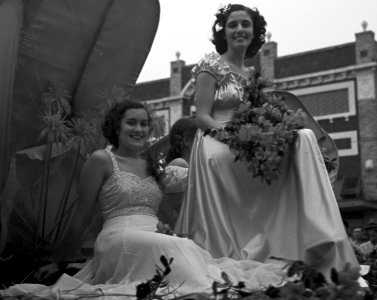 Beauty pageant contestants from the United States detail, Crowley Rice Queens1938 Float Smile (cropped)