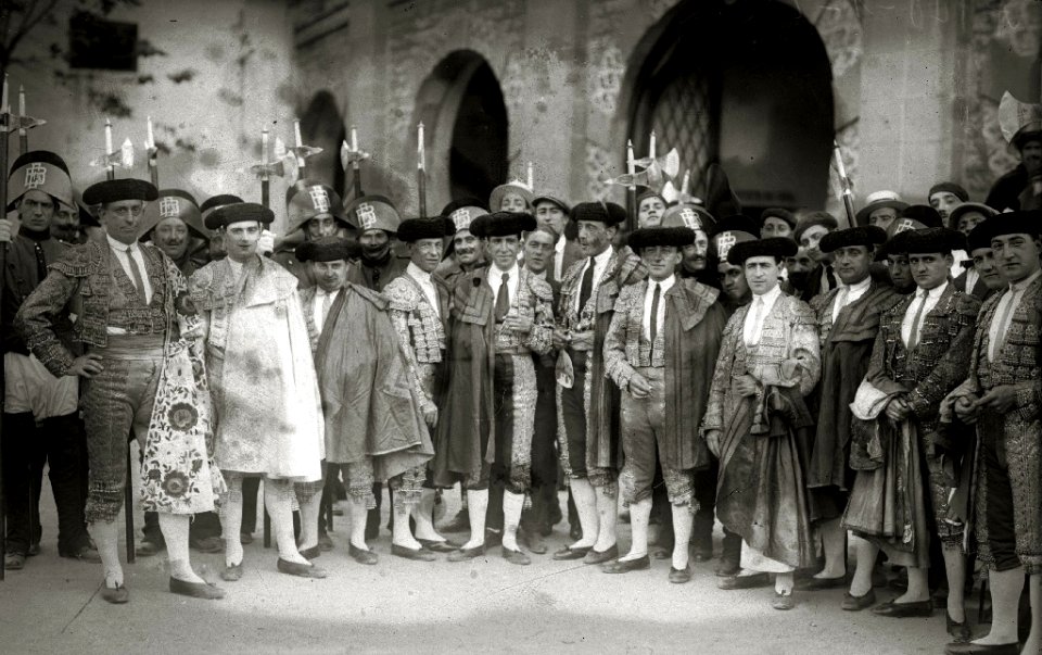 Becerrada benéfica para niños acogidos organizada por la sociedad Euskal Billera en la plaza de 'El Txofre' (13 de 20) - Fondo Car-Kutxa Fototeka