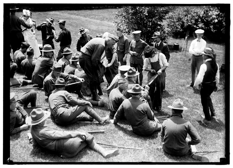 Beekeeping instruction for injured soldiers LCCN2016869978