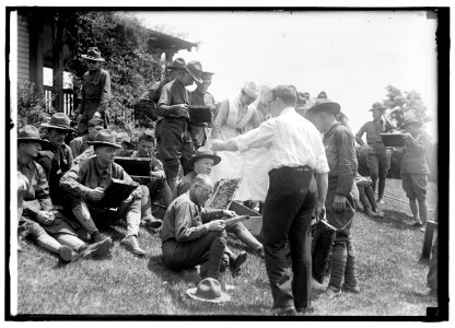 Beekeeping instruction for injured soldiers LCCN2016869982