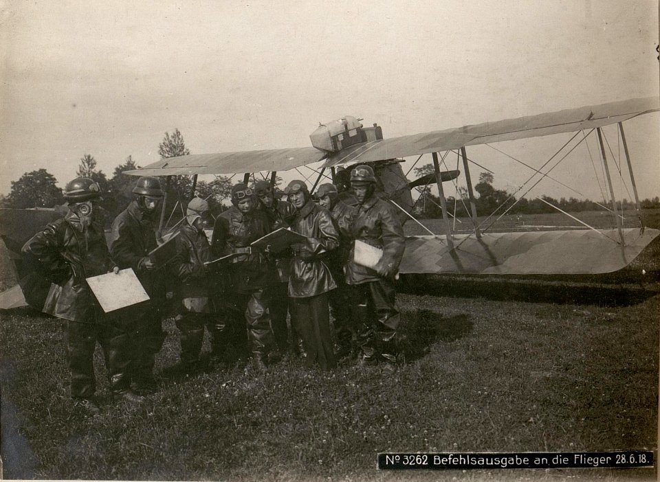 Befehlsausgabe an die Flieger 28.6.18. (BildID 15620529)