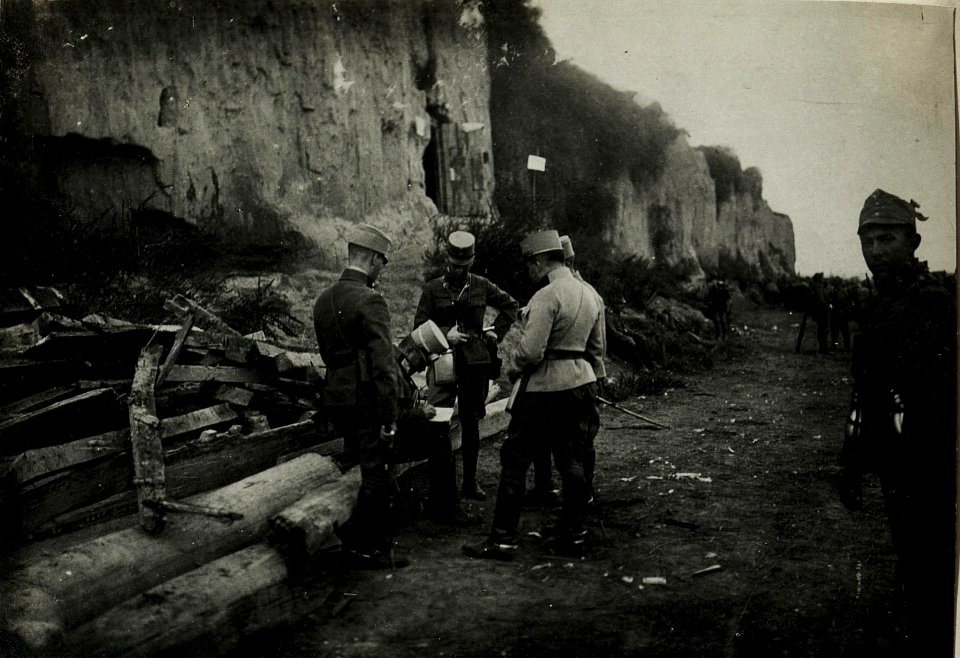 Befehlsausgabe vor der Einschiffung nach Belgrad in Banovci. (BildID 15587005)