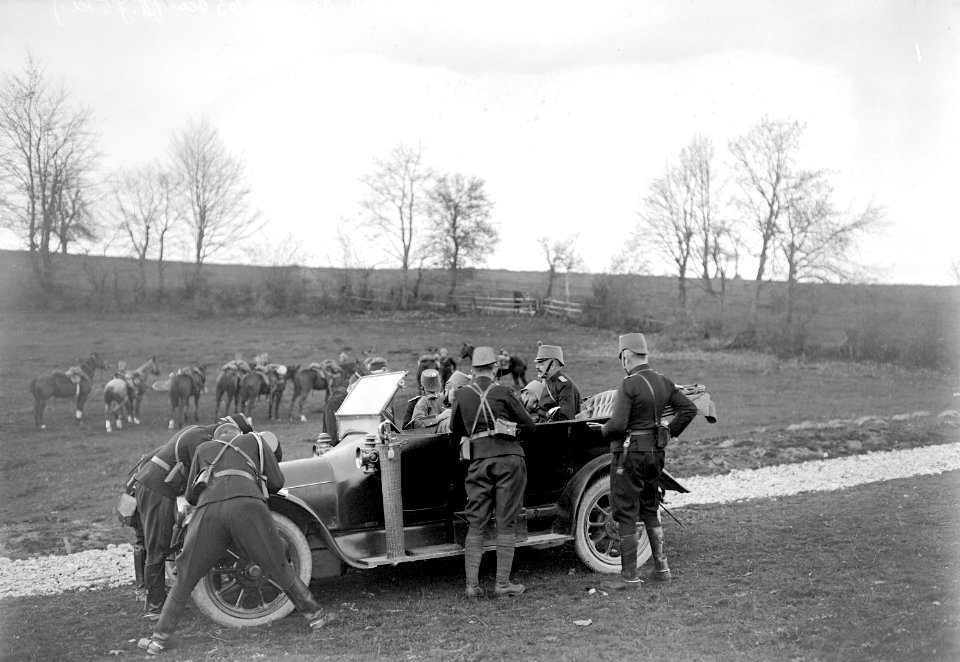 Befehlsausgabe am Automobil des Kommandanten - CH-BAR - 3239201