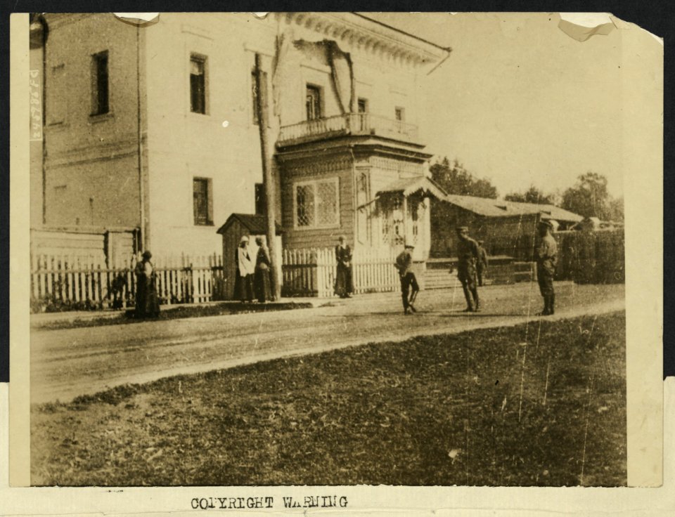 Before the main entrance of the house of the governor at Tobolsk. The four figures to the West are the Grand Duchesses, daughter of the Czar. The boyish figure in the centre is the LCCN2007683265