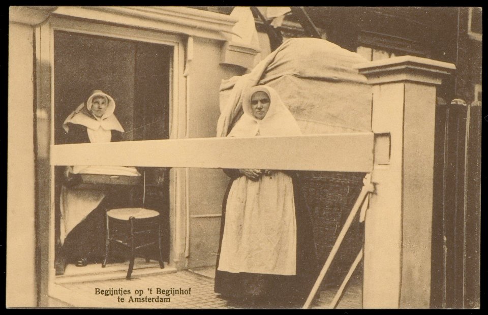 Begijntjes aan het werk op het Begijnhof. Uitgave A.J. Nuss, Amsterdam, Afb PBKD00355000021