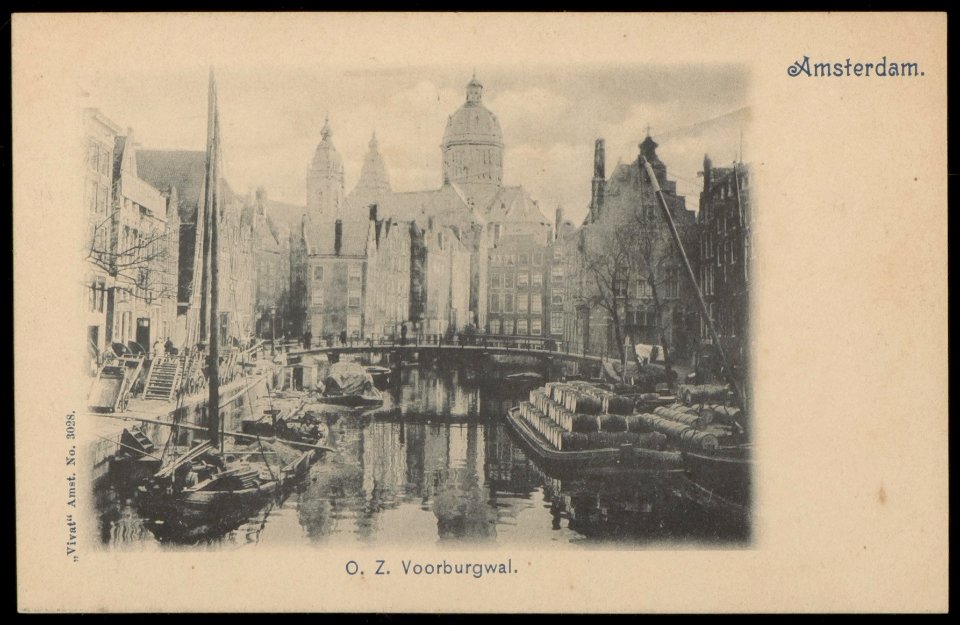 Begin van de Oudezijds Voorburgwal met op de achtergrond de Nieuwezijds Kolk en de Sint Nicolaaskerk. Uitgave Vivat, Amterdam, Afb PBKD00321000001