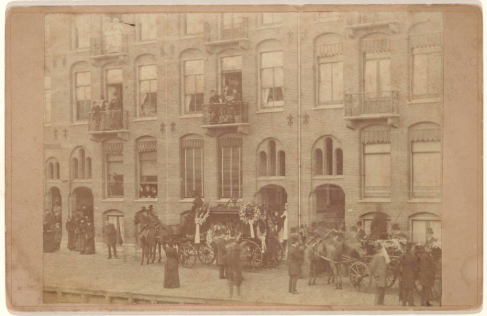 Begrafenisstoet van toneelspeelster Sophie de Vries (1839-1892, voor het sterfhuis, Overtoom 136