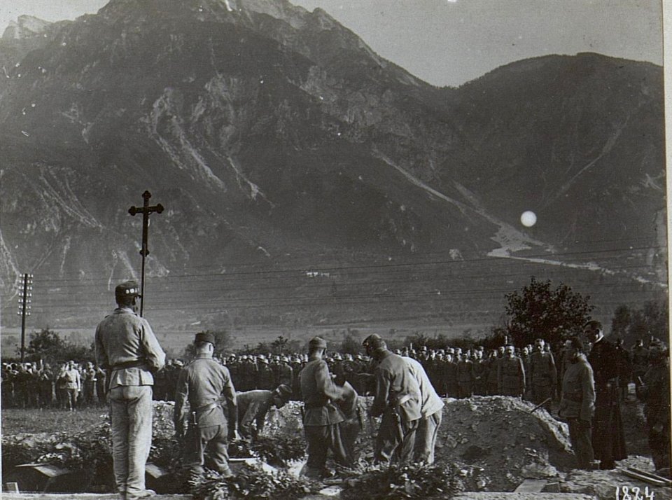 Begräbnis der durch italienische Fliegerbomben verunglückten Mannschaft. (BildID 15648176)