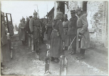 Begrüssung Kaiser Wilhelms II. S.M.durch den Korpskommandanten Peter von Hofmann und General von Lindequist vor der Abreise am Bahnhof Brzezany (BildID 15438831)