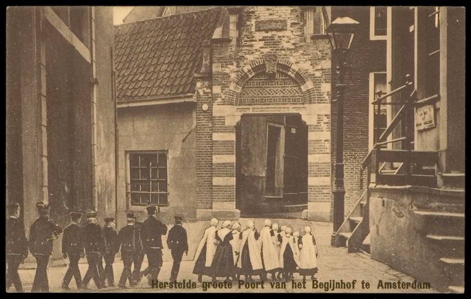 Begijnensteeg bij kruising Gedempte Begijnensloot en de poort naar het Begijnhof. Uitgave A.J. Nuss, Amsterdam, Afb PBKD00356000007